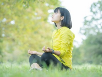 ハタヨガで瞑想をする女性
